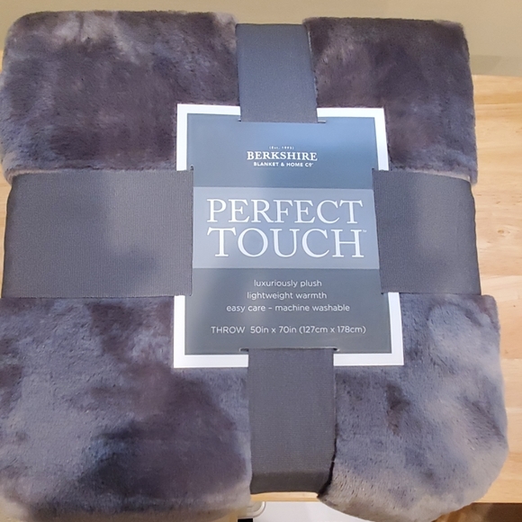 Berkshire Other - Berkshire plush throw. New